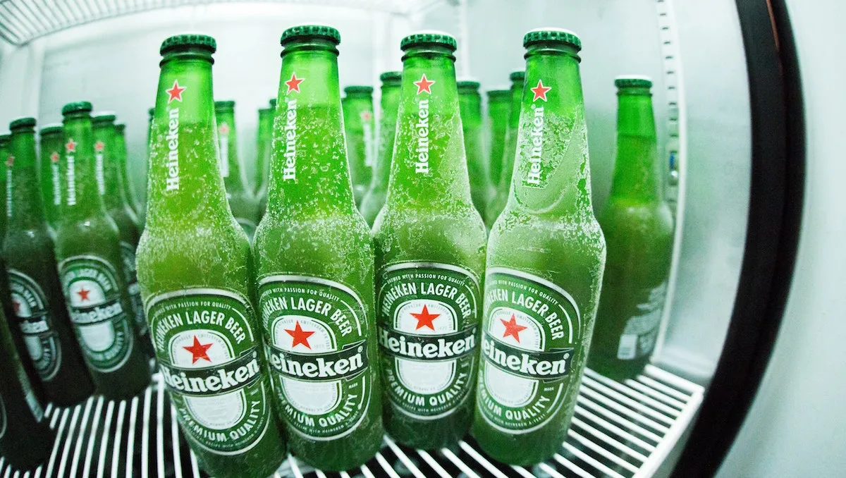 Estas son las teorías conspirativas sobre la cerveza Heineken y Bill Gates