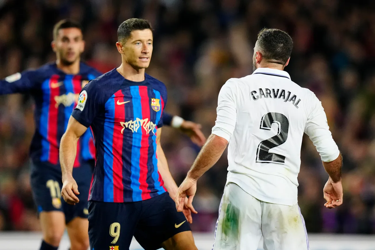 Robert Lewandowski y Dani Carvajal durante el Clásico español entre Barcelona y Real Madrid