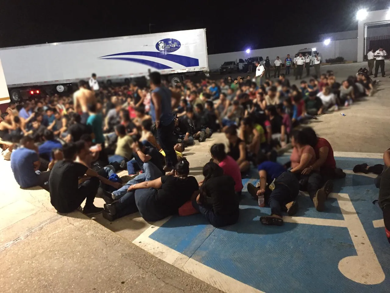 Migrantes estaban hacinados en las cajas de dos camiones