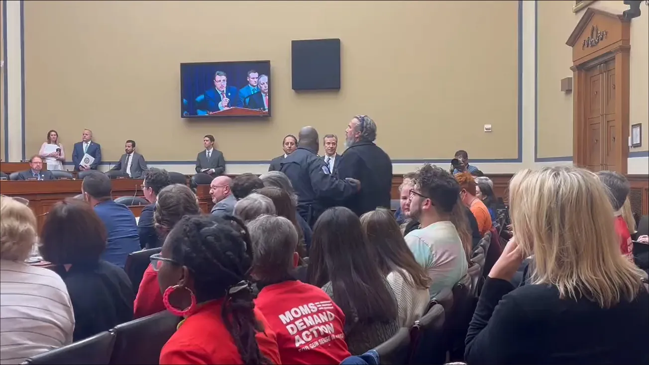 Expulsan del Comité de Armas del Congreso a padres de Joaquin Oliver, una de las víctimas de la masacre de Parkland