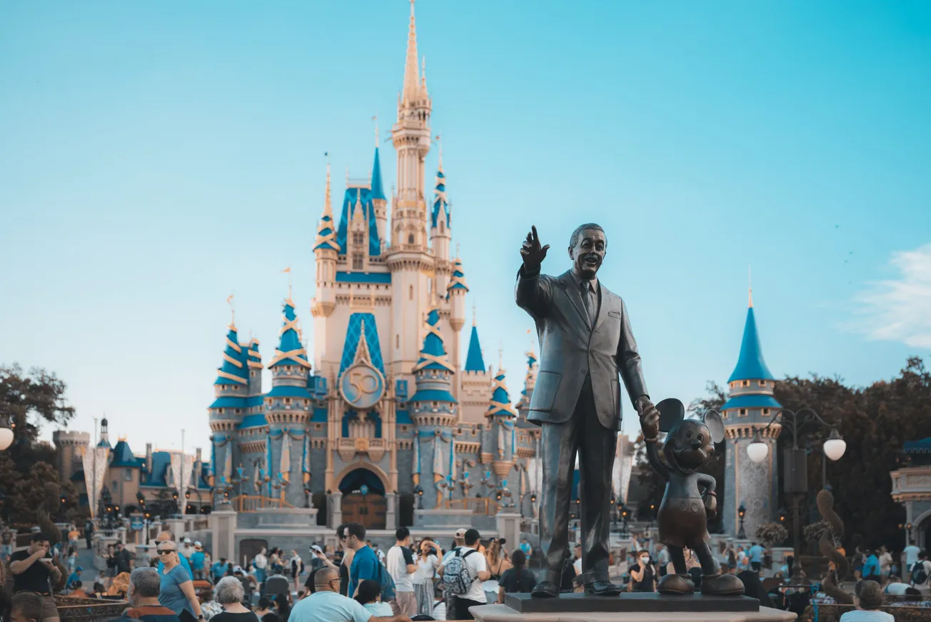 Un designado de DeSantis para supervisar Disney sugirió que el agua de grifo hacía a la gente homosexual