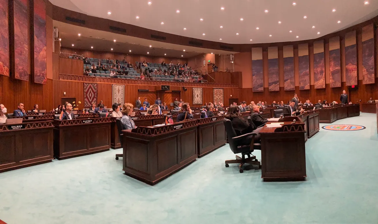 La Cámara de Representantes de Arizona (de mayoría republicana) expulsa a una de sus representantes