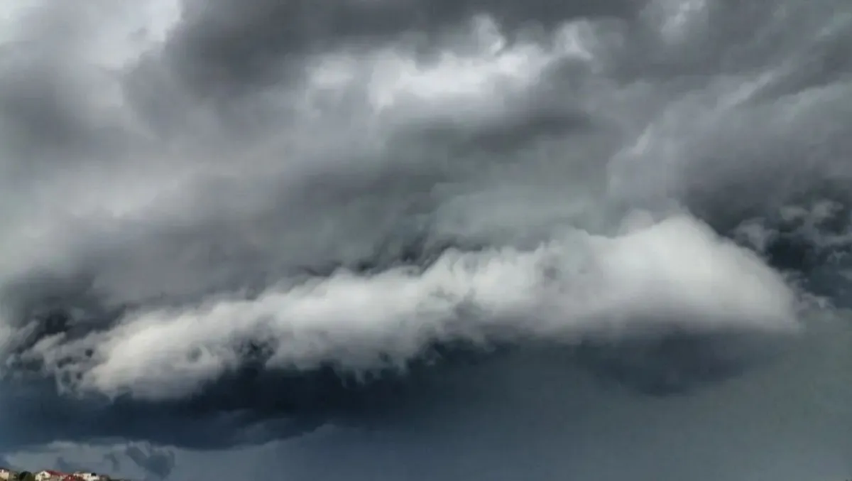 Nube negra oscureció el cielo de Estambul, el Sol desapareció varios minutos