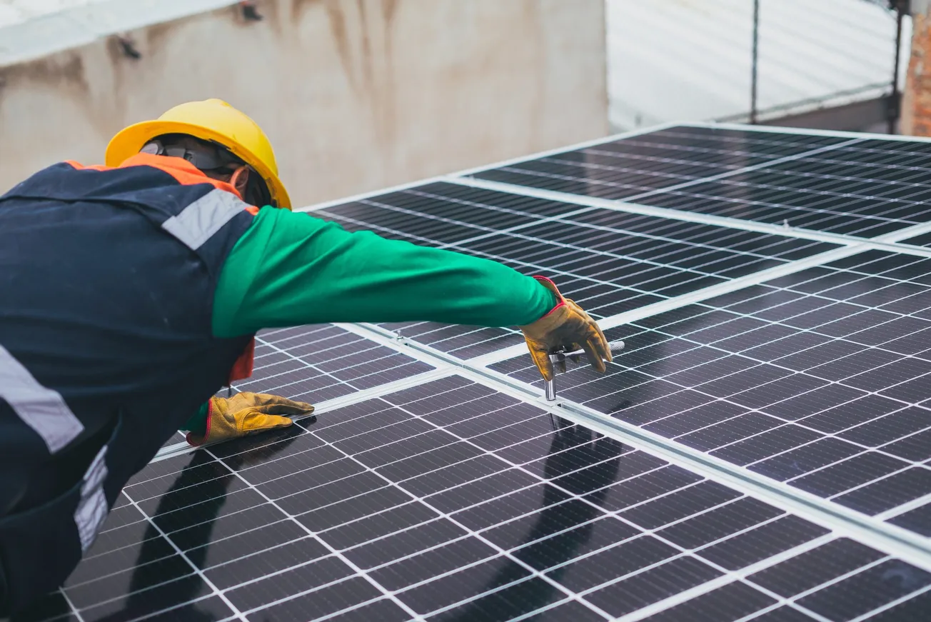 Cámara Baja aprueba medida para cobrar impuestos a importaciones de energía solar que Biden suspendió
