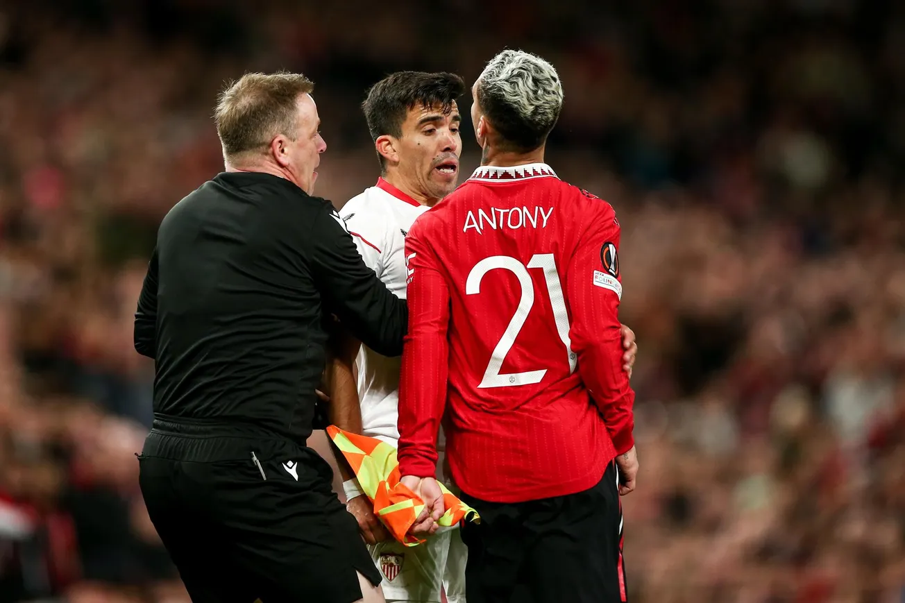 Marcos Acuña y Antony en partido entre Manchester United y Sevilla de Europa League