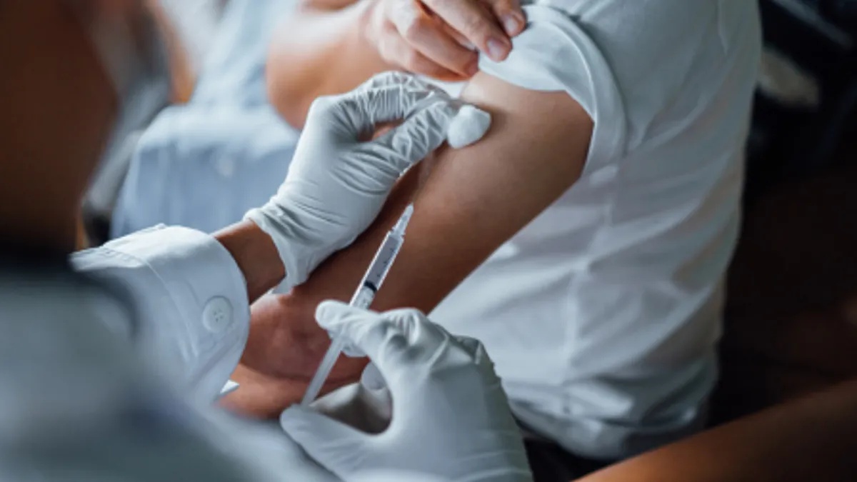 No, la FDA no ha prohibido las vacunas de Pfizer y Moderna
