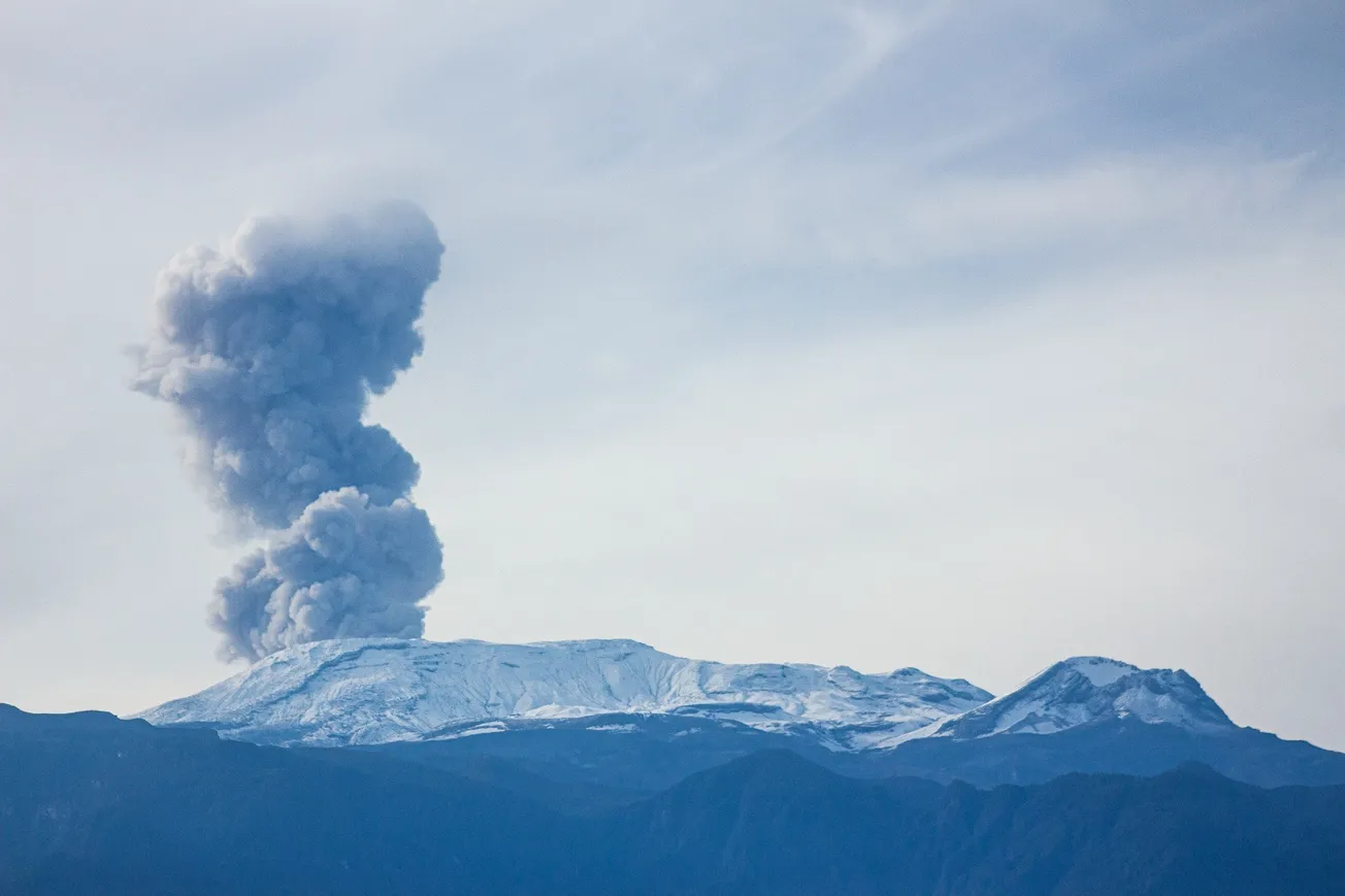 Volcán Nevado del Ruiz emitió enorme columna de cenizas