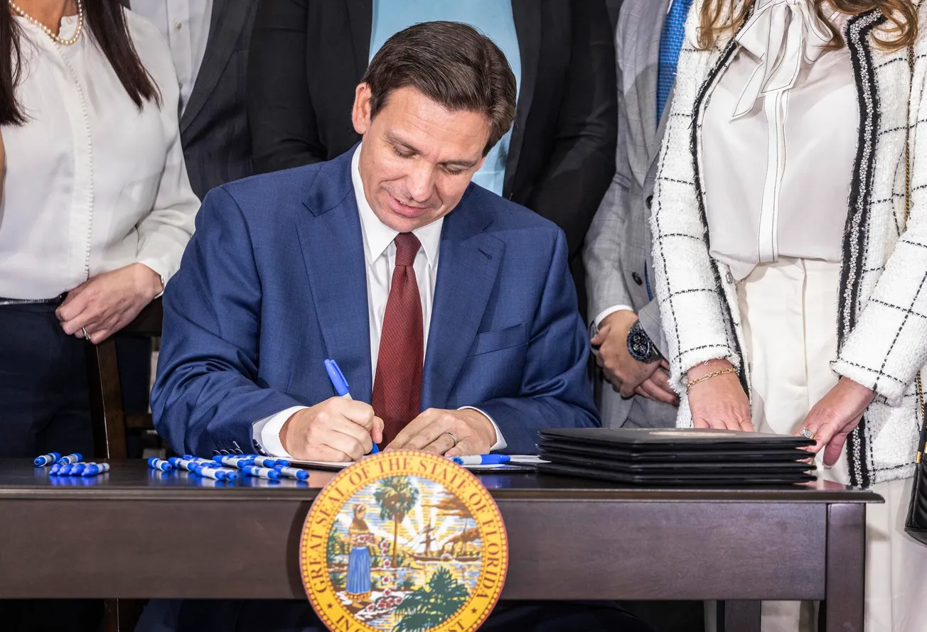 DeSantis firma ley que permite a doctores negar atención médica con base en “creencias personales”