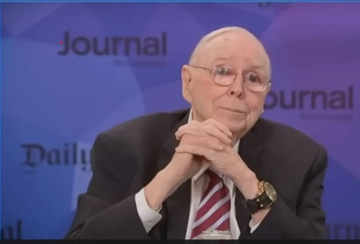 Charlie Munger al FT: “Bancos de EEUU enfrentan problemas en el sector inmobiliario comercial”