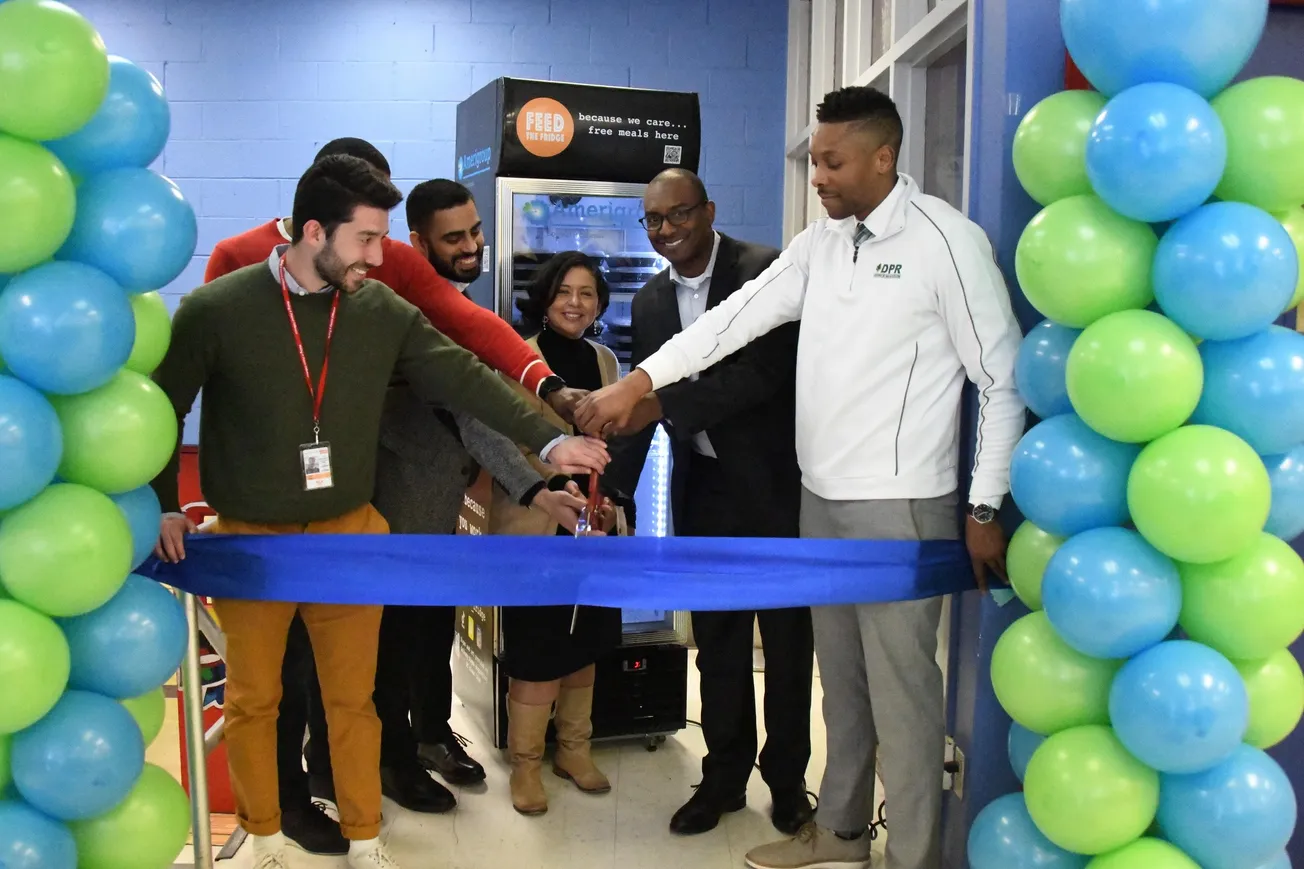 Nuevo refrigerador contra la inseguridad alimentaria en Washington DC