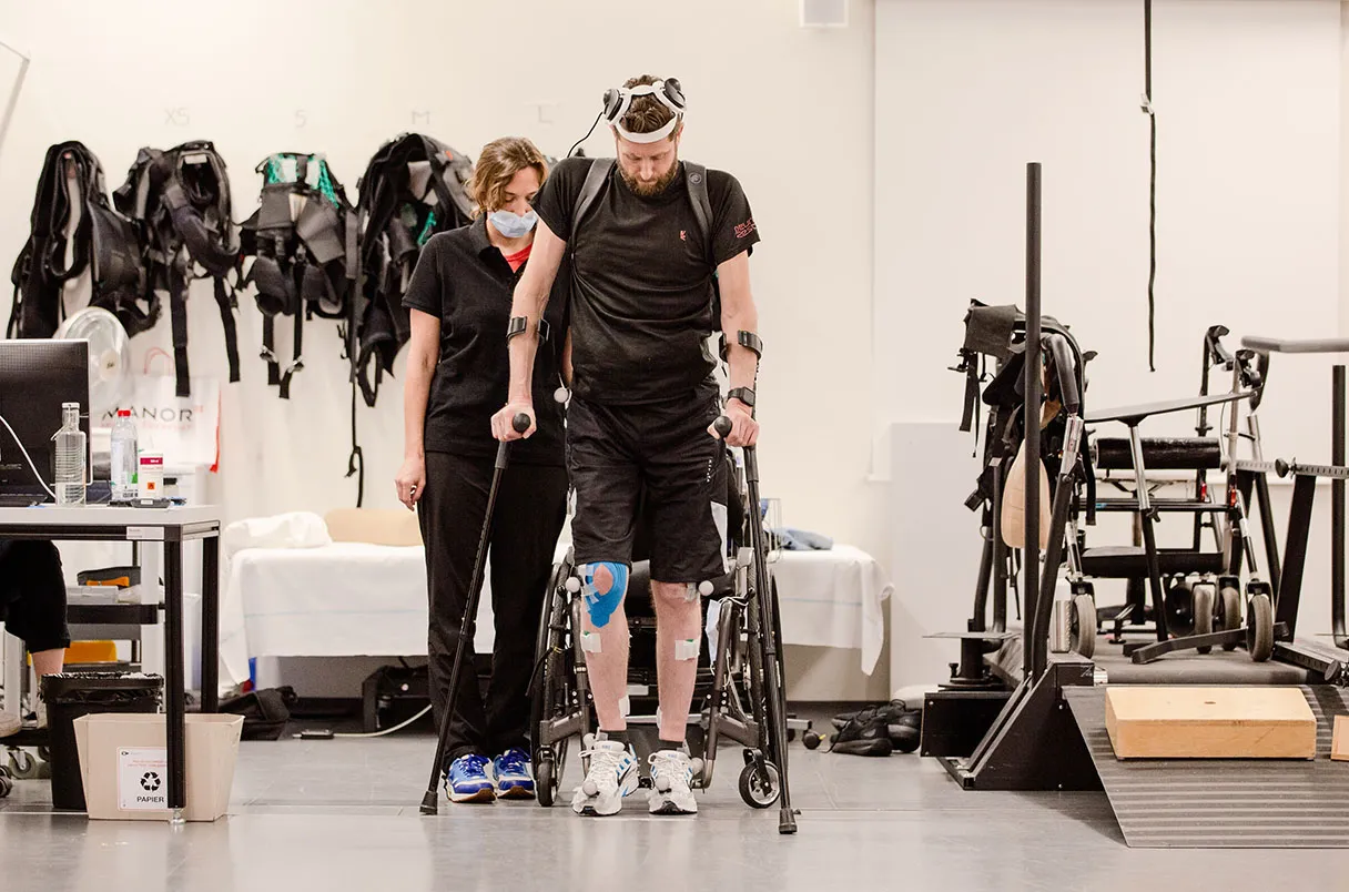 De la ciencia ficción a la realidad: Un implante cerebral le permite volver a caminar a un hombre paralítico