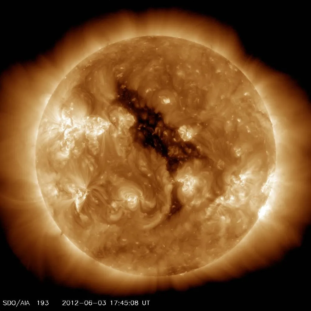 ¿Qué riesgos tiene la mancha solar cuatro veces más grande que nuestro planeta?