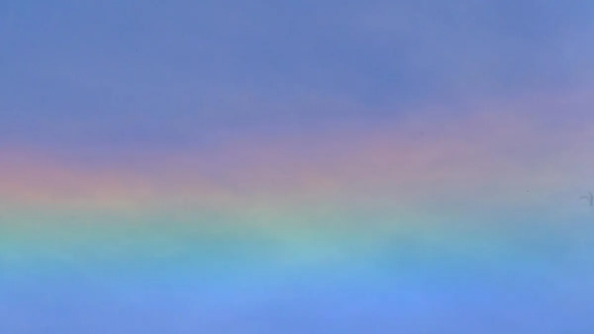 Nubes de colores, el fenómeno meteorológico que se vio en el cielo de Medellín