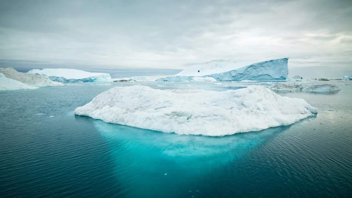 Se viralizan las imágenes de un iceberg con una forma peculiar
