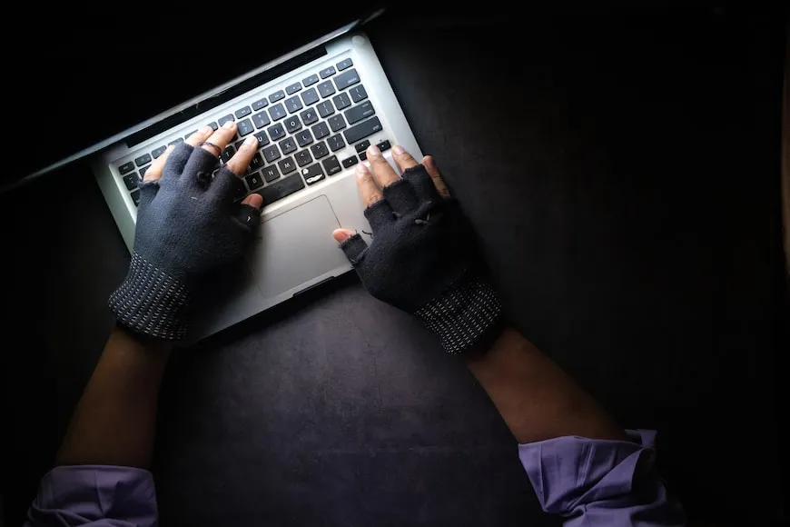Ofrecen contenido de OnlyFans para robar información