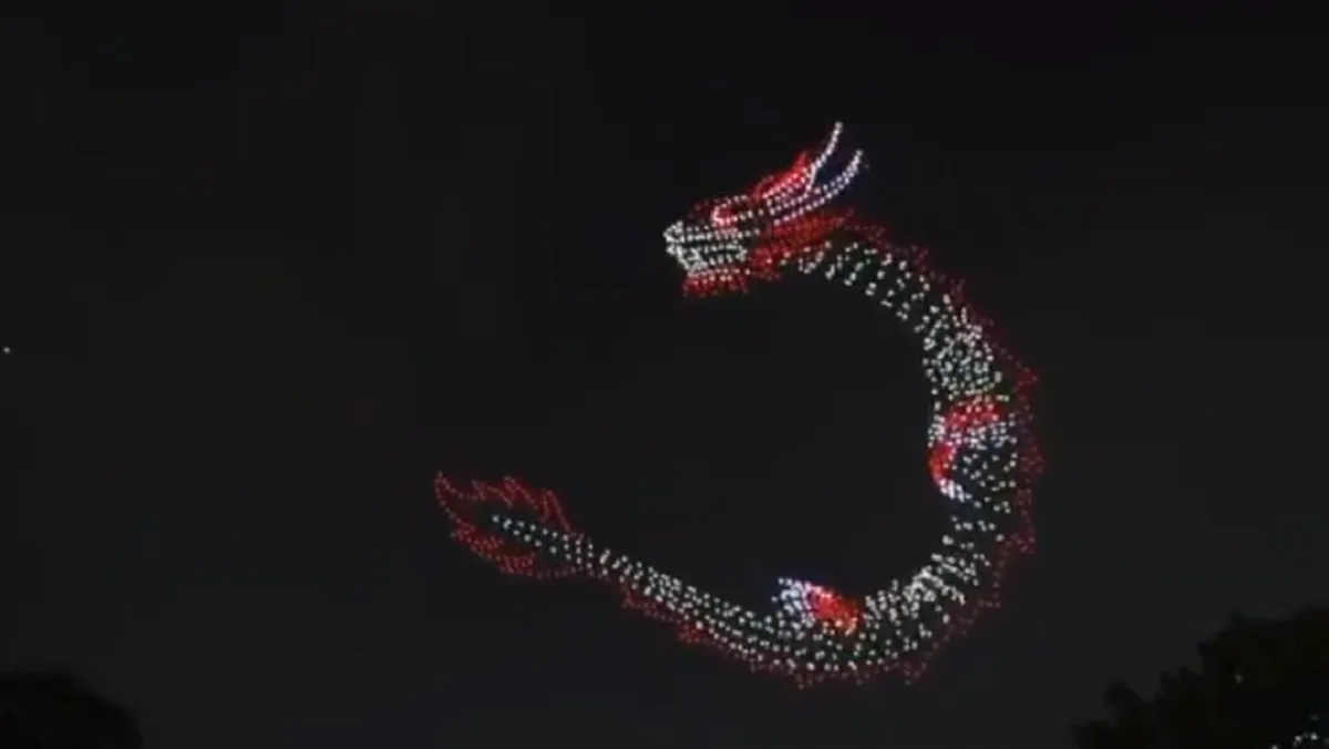 Drones forman un dragón chino en el cielo durante festival en Shenzhen
