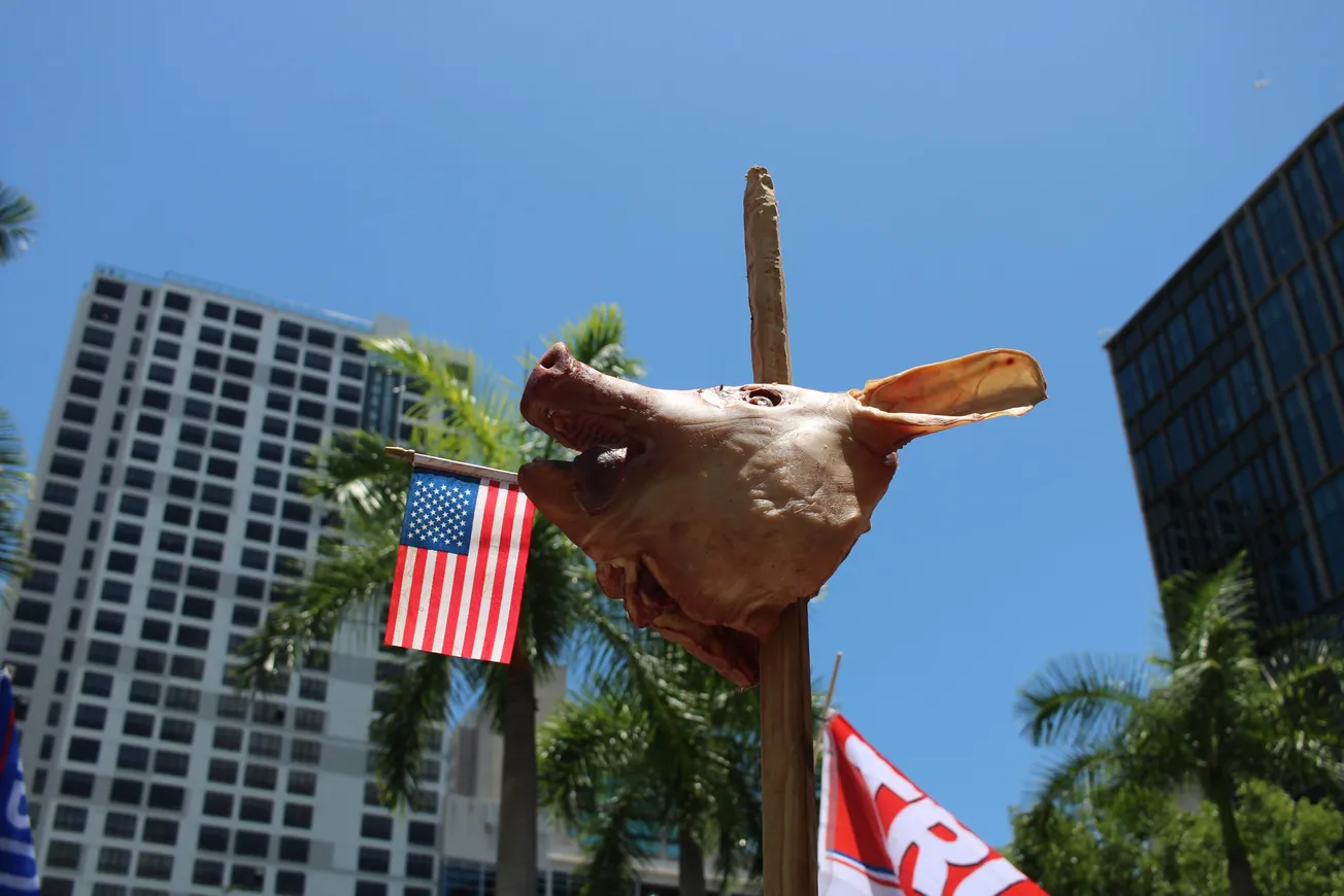 Trump, una cabeza de cerdo y disfraces en Miami