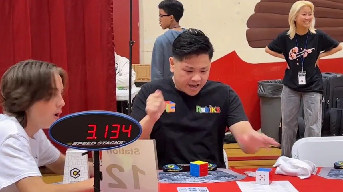 Joven rompe récord mundial tras resolver el cubo Rubik en 3,13 segundos