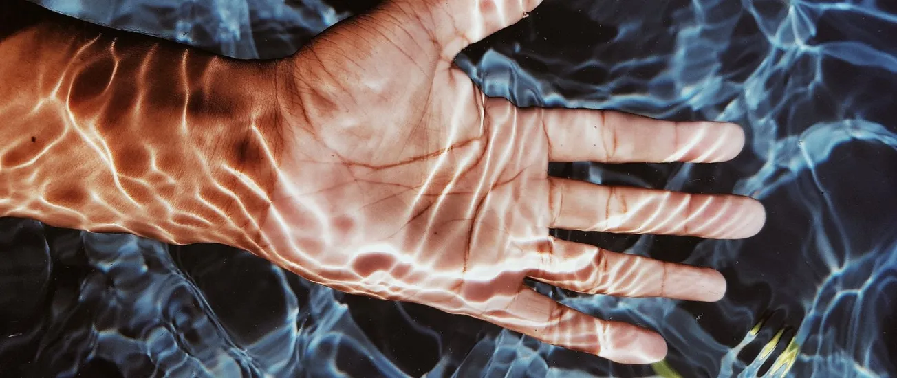Por qué se nos arrugan los dedos cuando estamos mucho tiempo en el agua