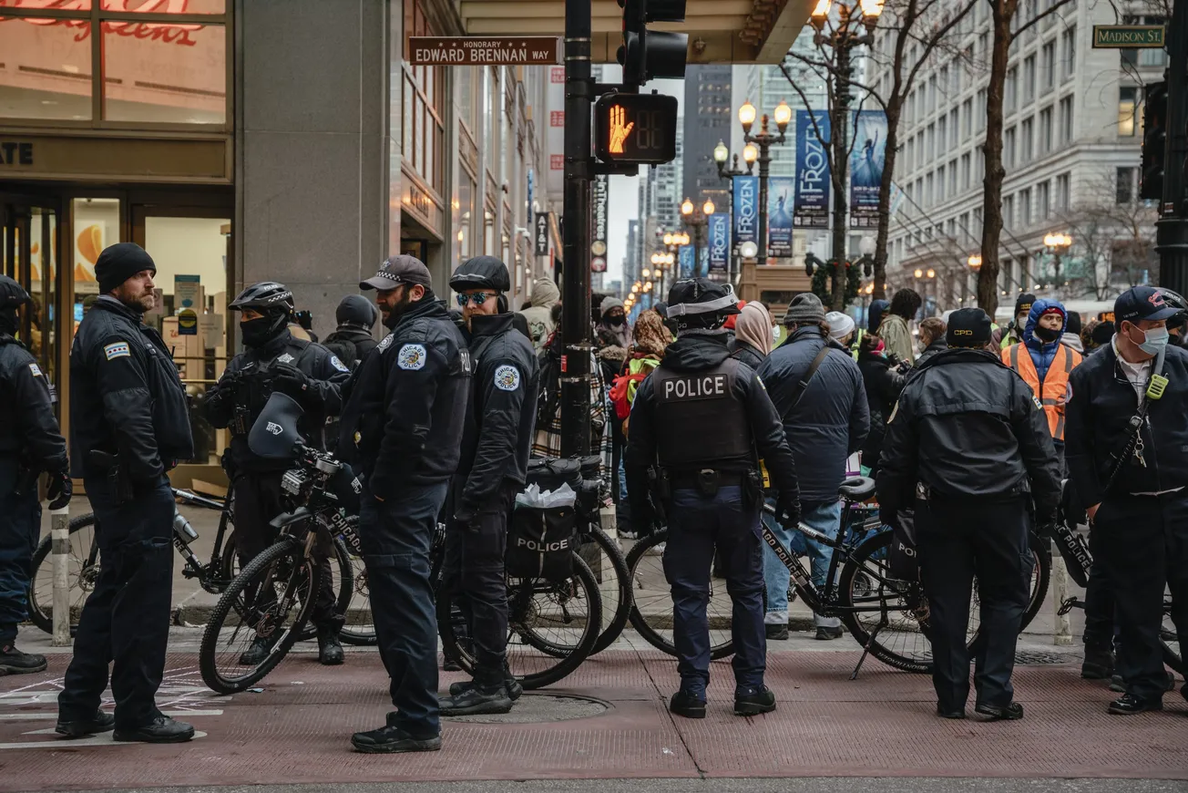 Investigan a policías de Chicago por tener sexo con inmigrantes vulnerables