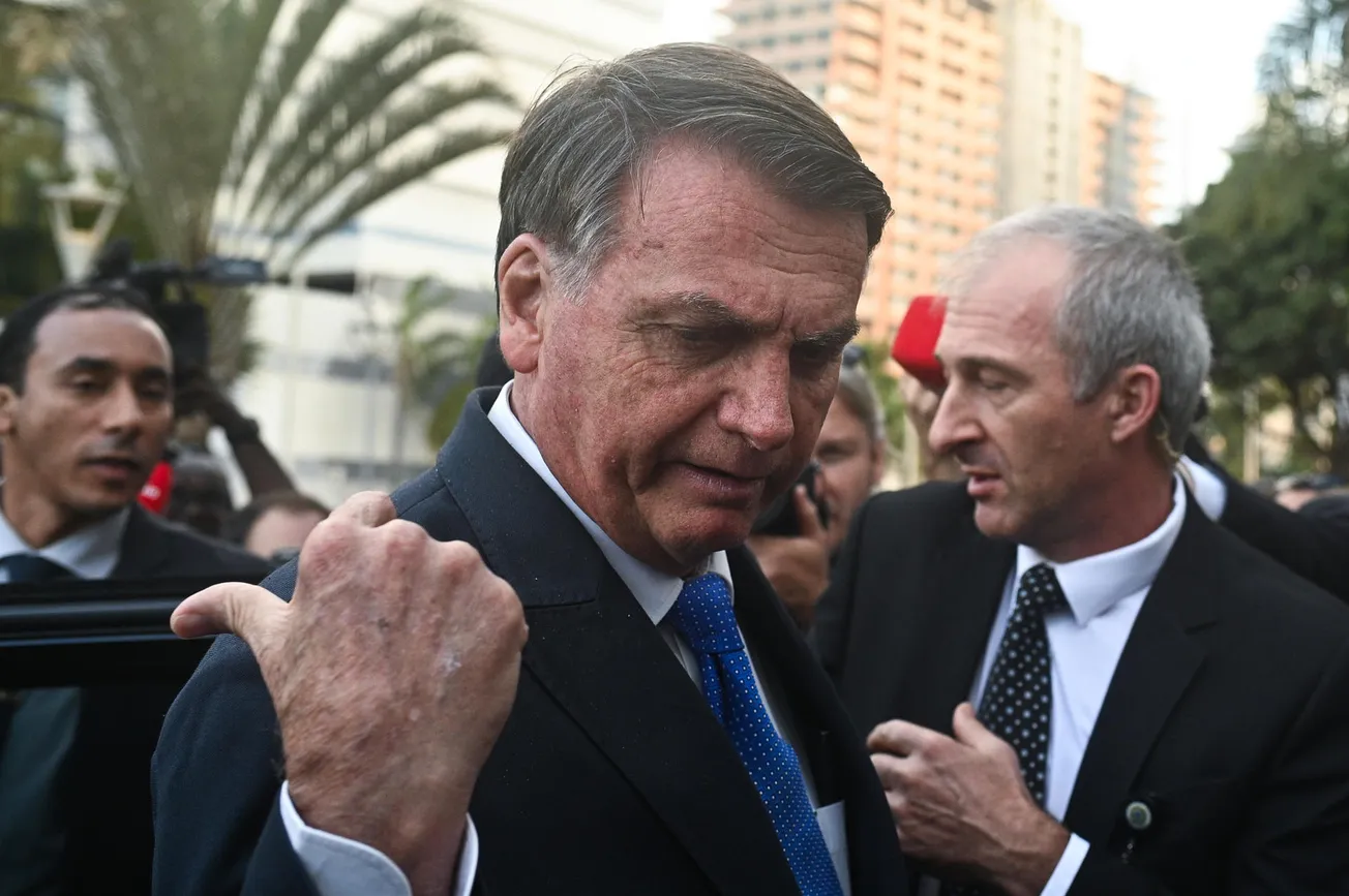 Policía acusa a Bolsonaro de falsear su certificado COVID-19