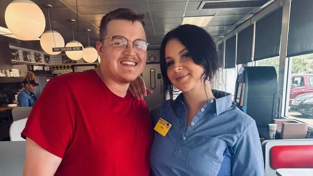 Lana Del Rey se convierte en camarera de Waffle House por un día