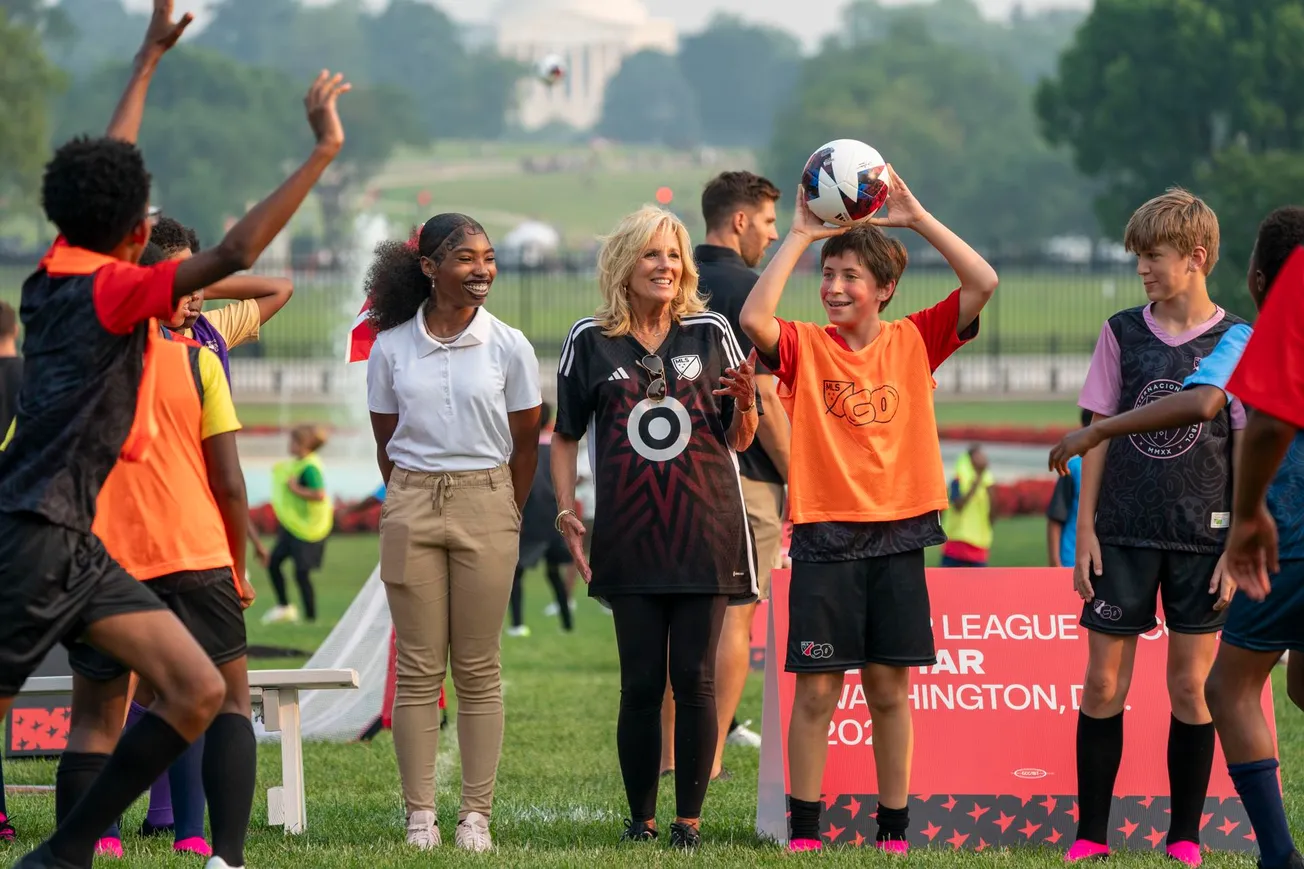 Jill Biden disfrutó la clínica de soccer instalada en la Casa Blanca
