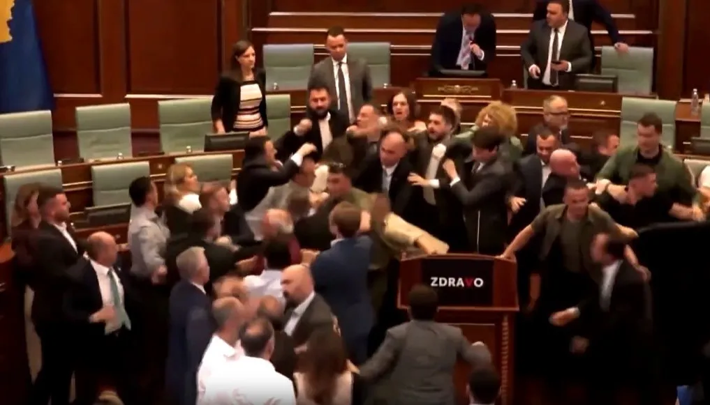 Pelea en Parlamento de Kosovo tras diferencias políticas