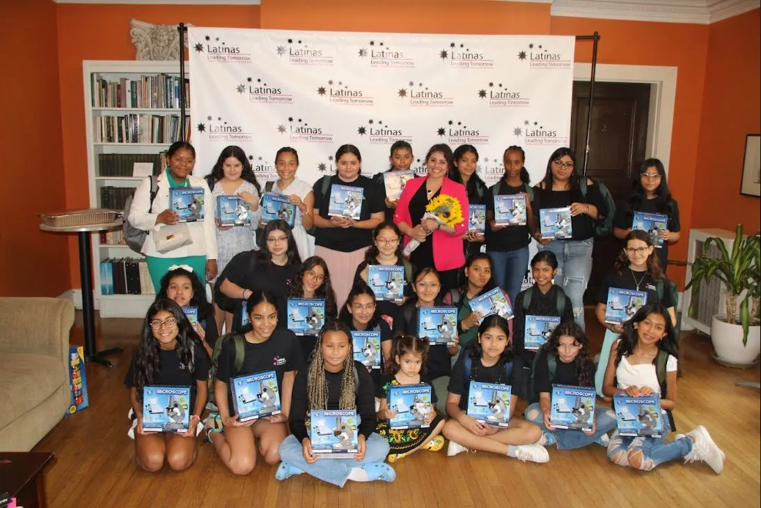 Inspirando a futuras científicas y artistas: jóvenes latinas se gradúan del programa The Latina Labs STEAM