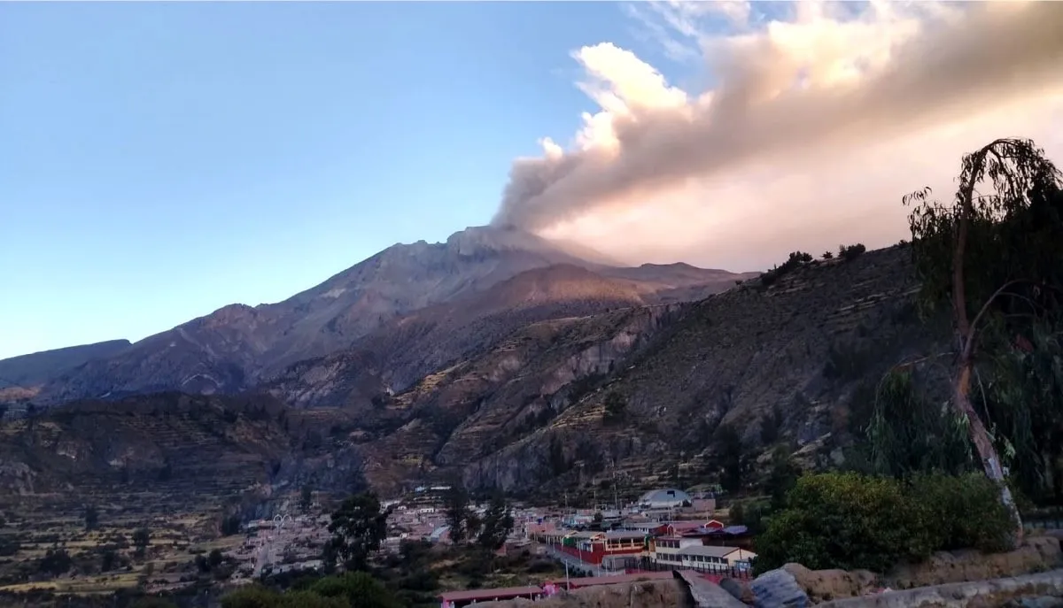 Volcán Ubinas registro explosiones y Perú se prepara para emergencia