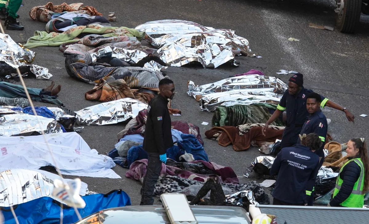 El incendio de un edificio mata al menos a 60 personas en Johannesburgo
