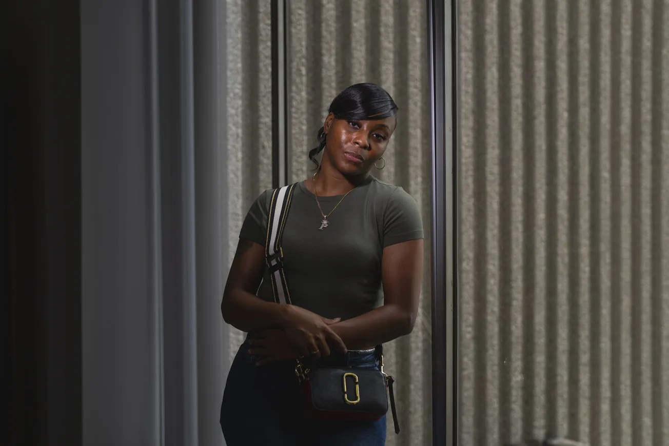 Mujer demanda a la ciudad de Detroit por ser arrestada erróneamente