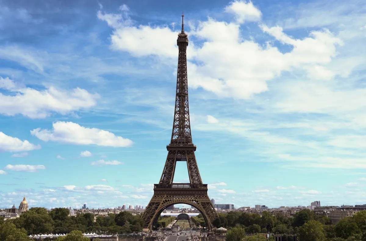 Detienen a hombre por saltar en paracaídas de la Torre Eiffel