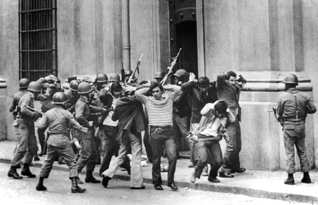 Soldados leales al general Augusto Pinochet detienen a partidarios y asesores del presidente Salvador Allende de Chile afuera