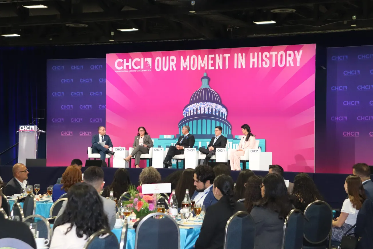 Líderes latinos se reúnen en el CHCI.