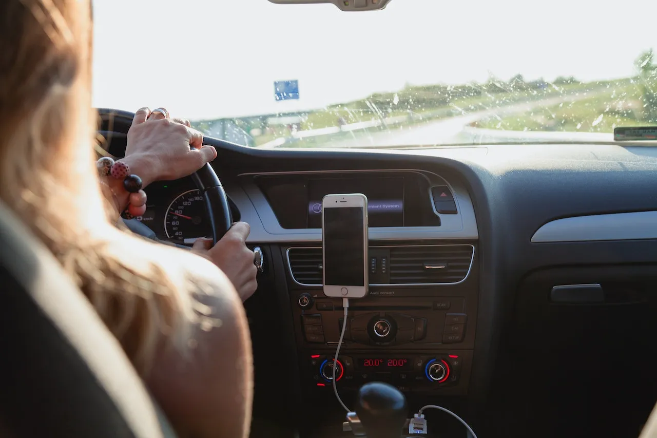 Los usuarios en Los Estados Unidos pueden pedir un Uber por teléfono al 1-833-USE-UBER (1-833-873-8237) sin costo alguno y ha