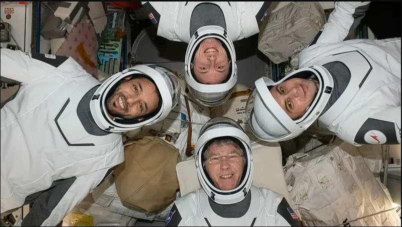 Regresan astronautas imagen de la tripulación