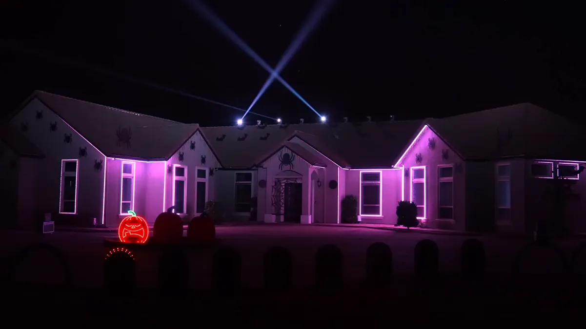 Al ritmo del rock familia de California prende su casa con luces de Halloween