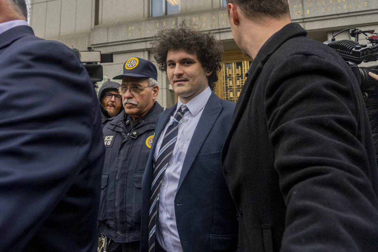 Comienza juicio al fundador de FTX, Sam Bankman-Fried, por fraude de criptomonedas