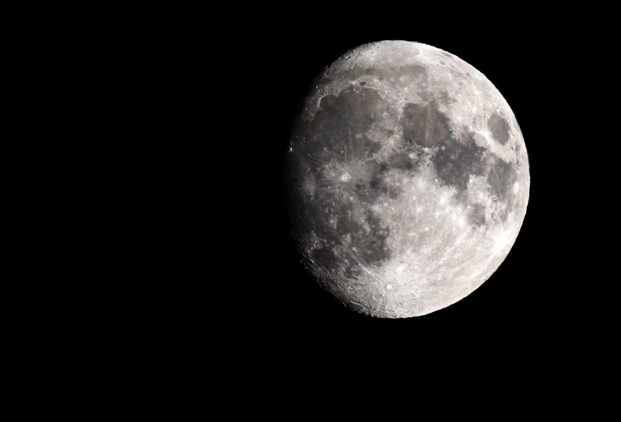 cuantos años tiene la luna