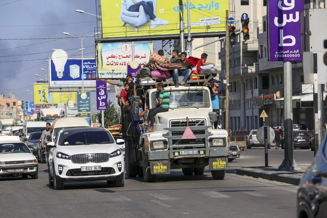 personas huyen de Gaza