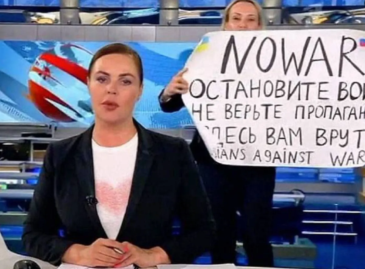 Tribunal ruso condenó a 8 años de prisión a periodista que protestó contra la guerra