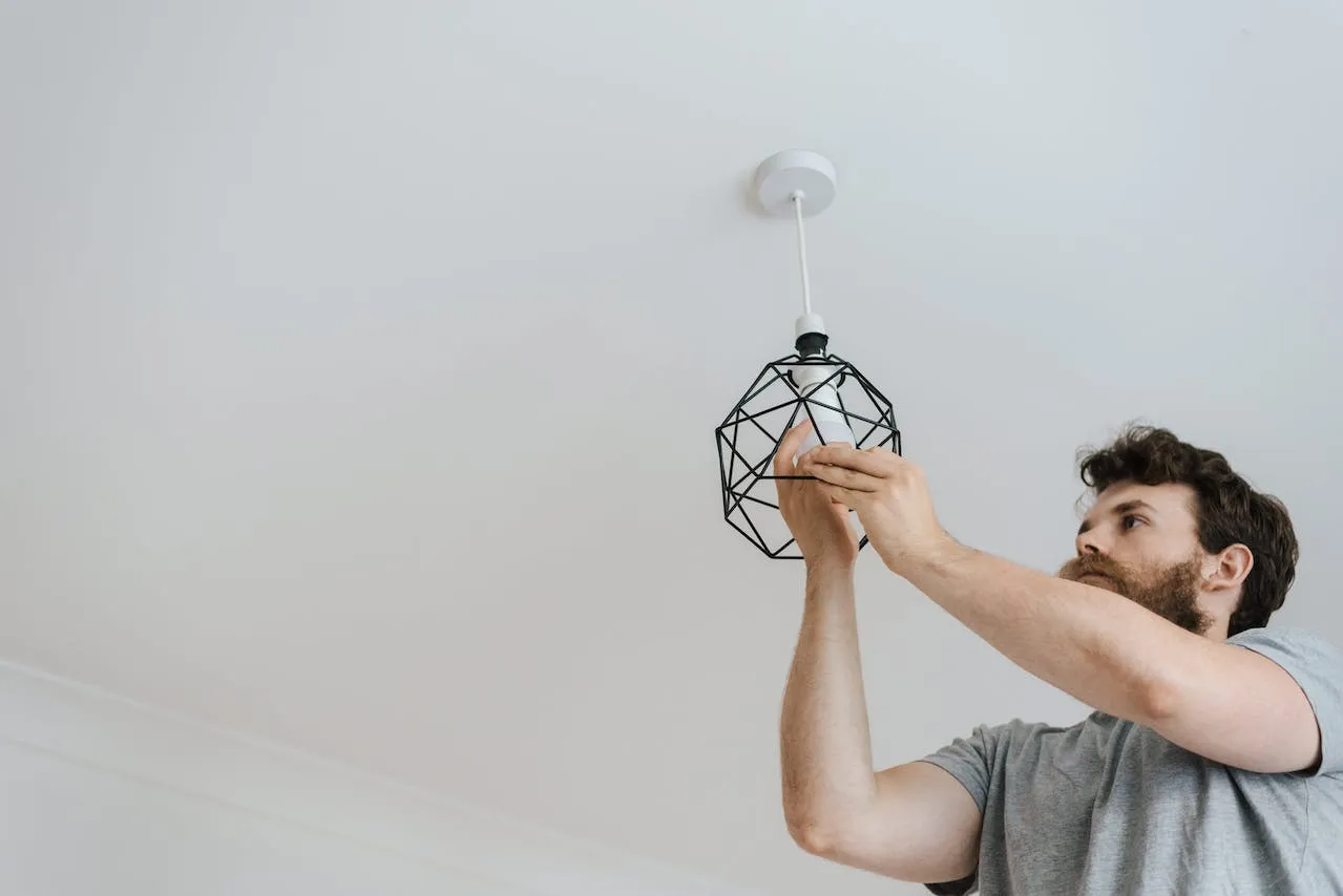 Un consejo para ahorrar energía es usar bombillas LED de bajo consumo. | Foto: Pexels / Anete Lusina