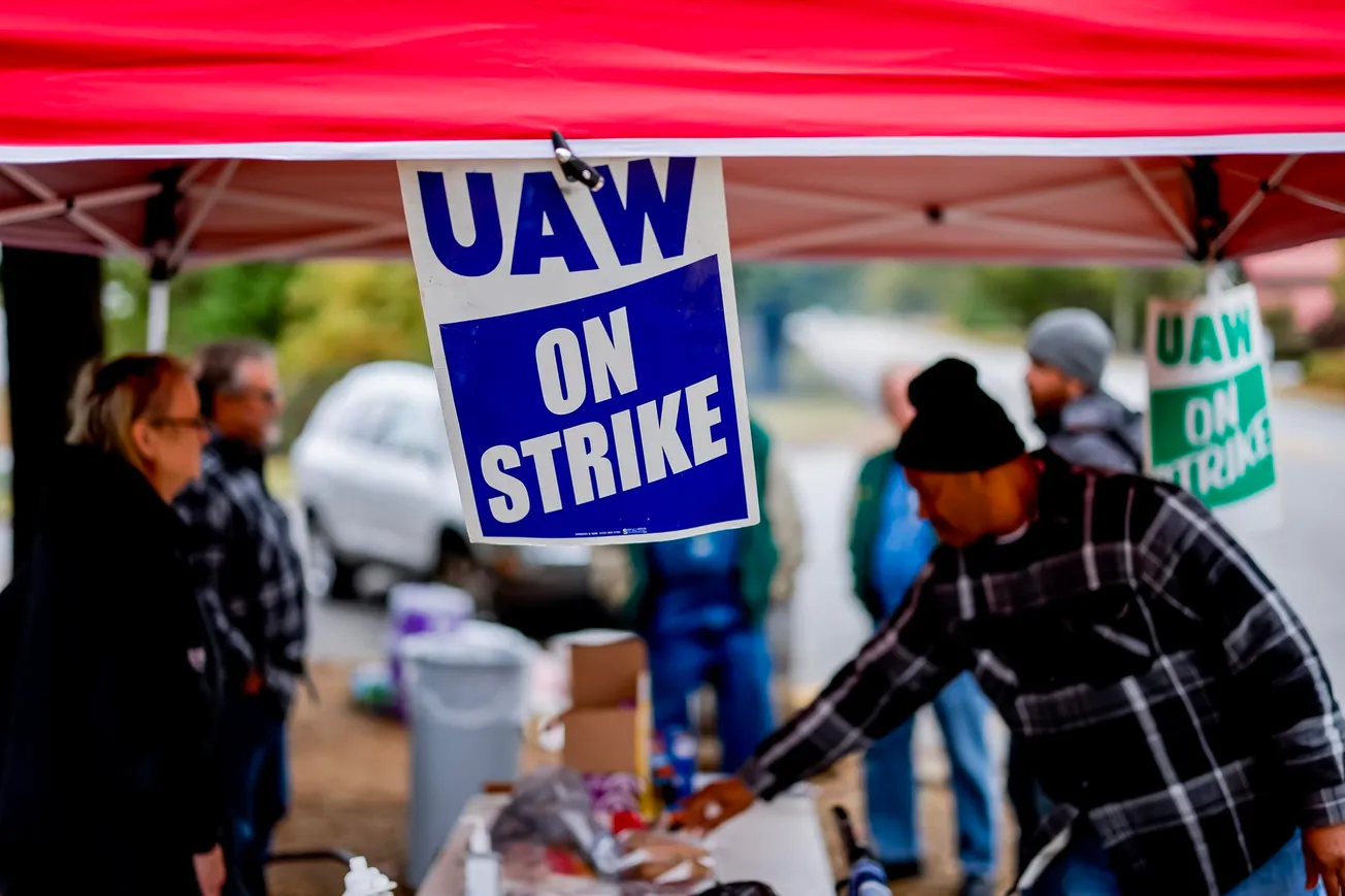 UAW mantiene la huelga