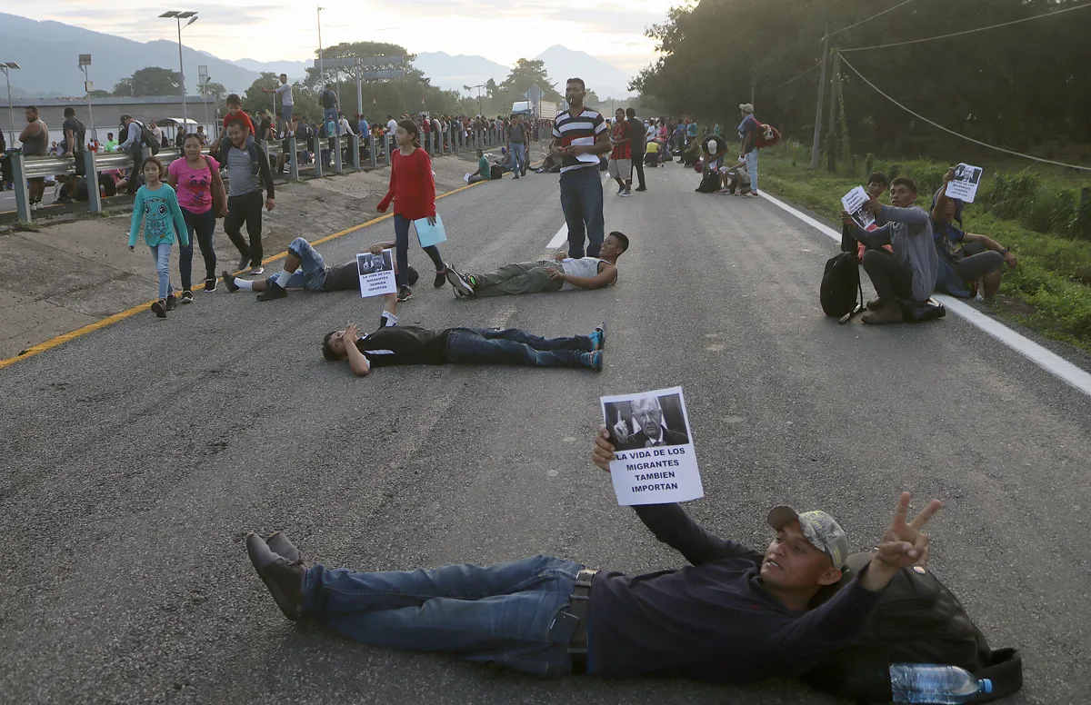 Inmigrantes bloquean aduana en la frontera sur de México para presionar por permisos migratorios