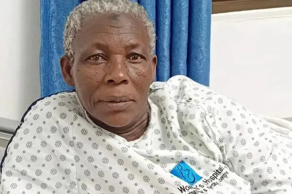 mujer dio a luz a gemelos a los 72 años de edad