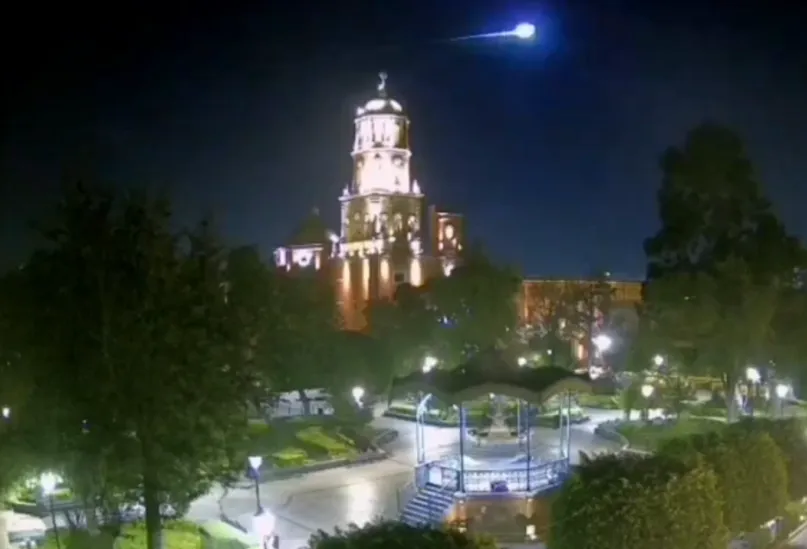 Qué es un bólido, el objeto que iluminó el cielo de Ciudad de México en plena noche