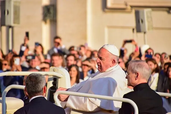 Papa cancela visita a Dubai por su salud
