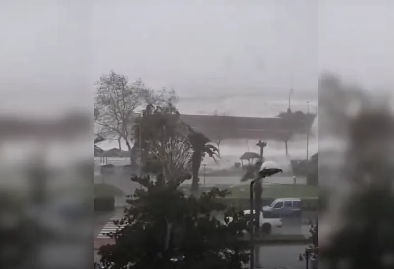 Un muerto y 11 desaparecidos después de que un barco se partió en dos en el mar Negro