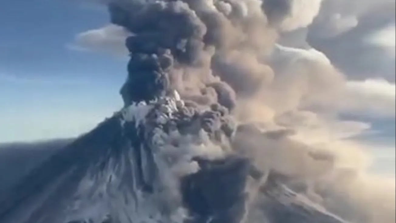 Volcán Klyuchevskaya Sopka expulsa cenizas sobre Rusia